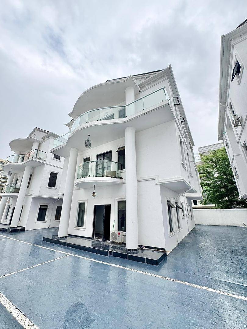 Ultra-Luxury 4-Bedroom Fully Detached Duplex