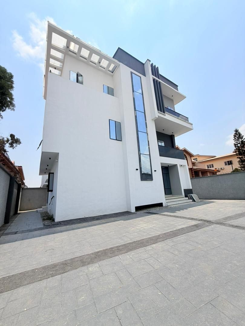 Beautifully designed 4-bedroom maisonette